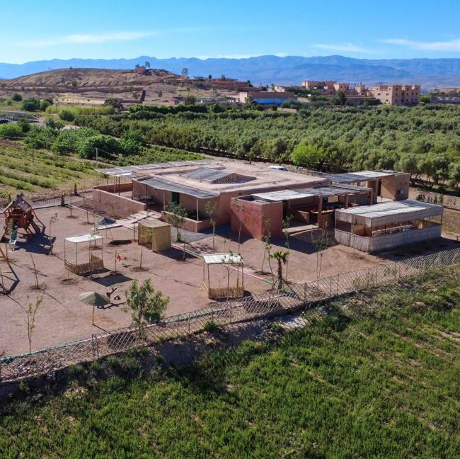 La granja de guardería rodeada por las diferentes culturas de la cooperativa.